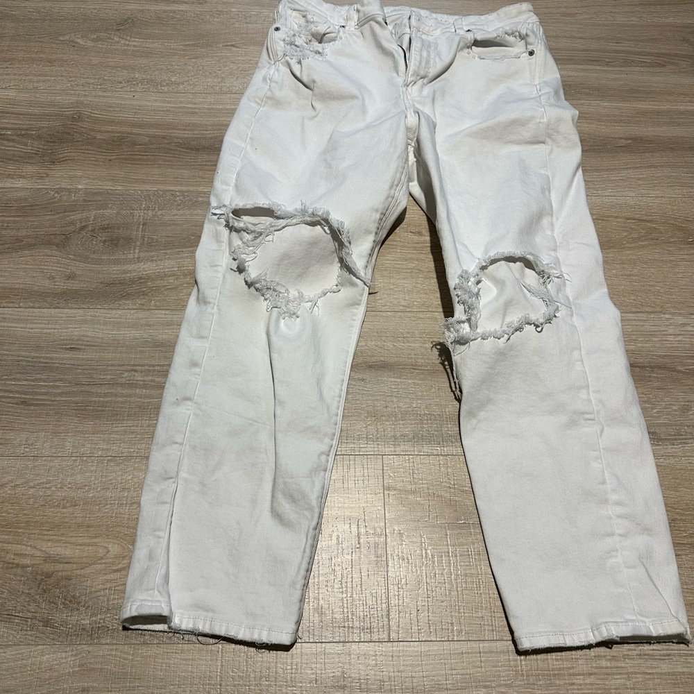 Woman’s American Eagle Outfitters White Distressed Relaxed Jeans size 14